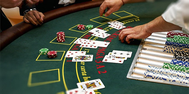 Học Chơi Poker Cơ Bản AE888: Nắm Vững Luật, Chiến Thuật  Tâm Lý